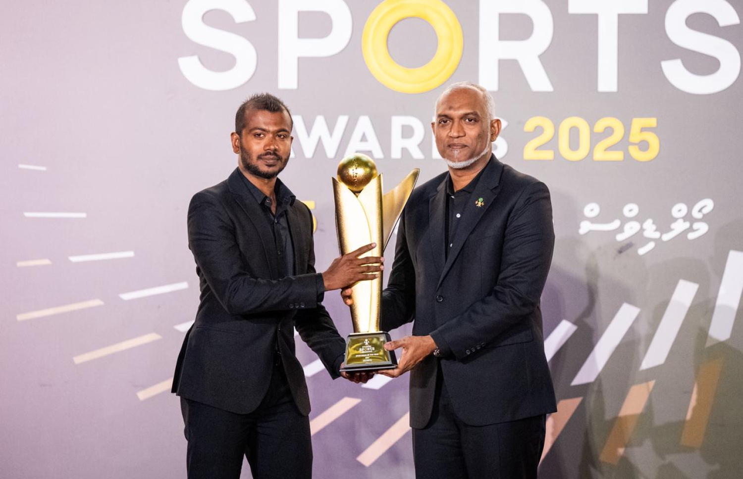 މުންސިފް އަށް ރައީސް މުއިއްޒު އިނާމް ދެއްވަނީ. -- ފޮޓޯ: ނިޝާން އަލީ/ މިހާރު