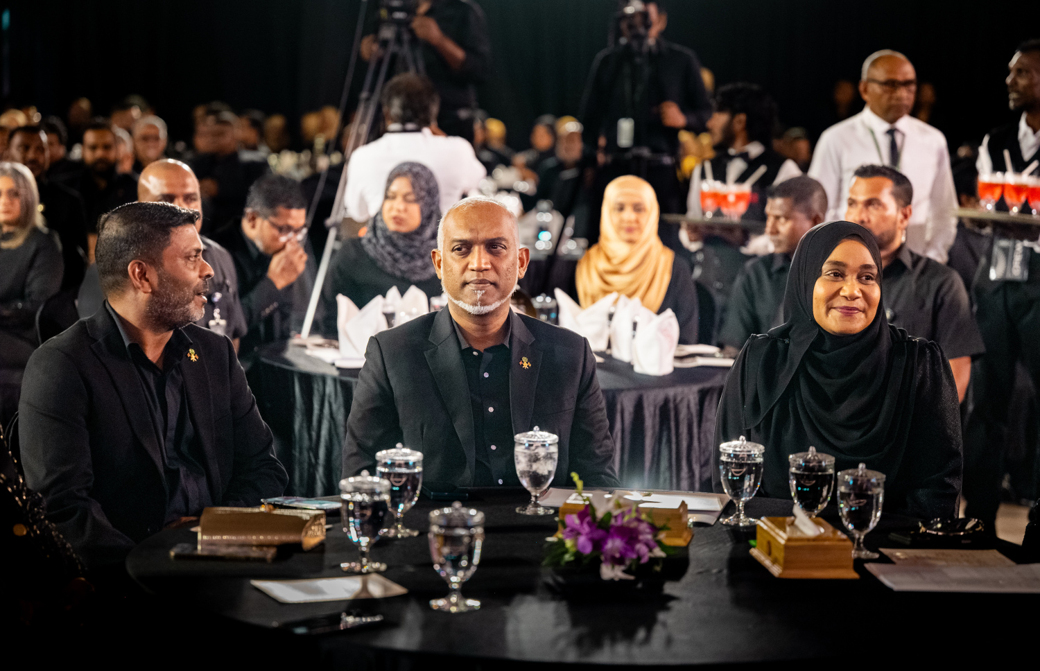 މޯލްޑިވްސް ސްޕޯޓްސް އެވޯޑްސް ހަފުލާގައި ރައީސްގެ ދެކަނބަލުން ބައިވެރިވެވަޑައިގަންނަވަނީ  .-- ފޮޓޯ: ނިޝާން އަލީ | މިހާރު