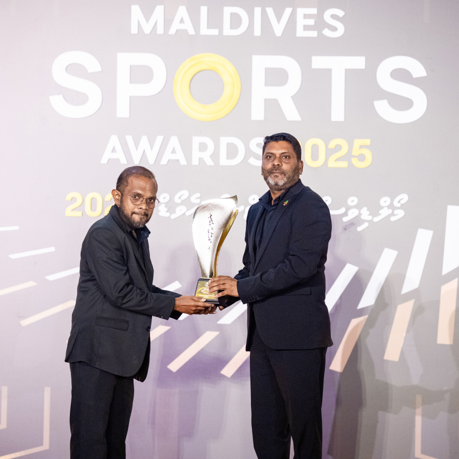 މޯލްޑިވްސް ސްޕޯޓްސް އެވޯޑްސްގައި އެވޯޑް ދެނީ .-- ފޮޓޯ: ނިޝާން އަލީ | މިހާރު