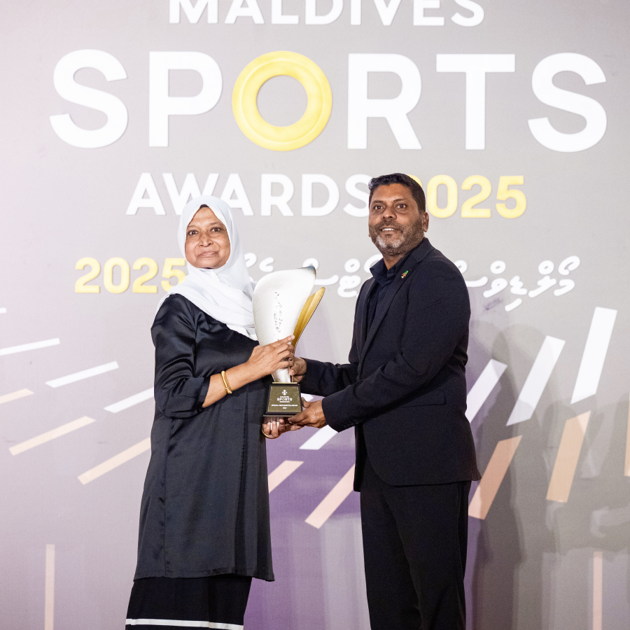 މޯލްޑިވްސް ސްޕޯޓްސް އެވޯޑްސްގައި އެވޯޑް ދެނީ .-- ފޮޓޯ: ނިޝާން އަލީ | މިހާރު