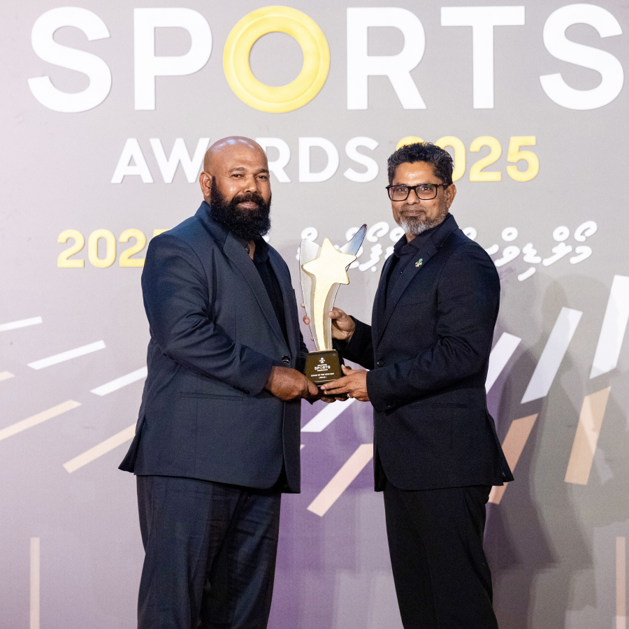 މޯލްޑިވްސް ސްޕޯޓްސް އެވޯޑްސްގައި  އެވޯޑް ދެނީ .-- ފޮޓޯ: ނިޝާން އަލީ | މިހާރު