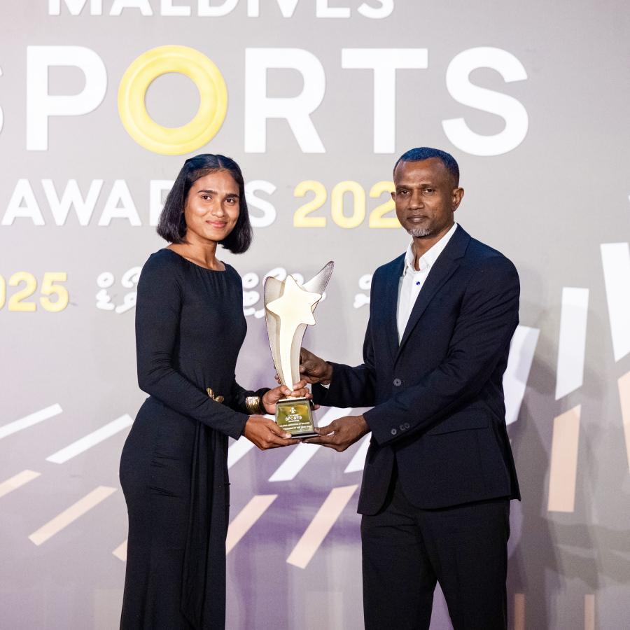 މޯލްޑިވްސް ސްޕޯޓްސް އެވޯޑްސްގައި އެތުލެޓިކްސްގެ އެންމެ މޮޅު އަންހެން އެތްލީޓުގެ މަގާމު ހޯދި ފަސޫހާ އަހްމަދު އަށް އެވޯޑް ދެނީ .-- ފޮޓޯ: ނިޝާން އަލީ | މިހާރު