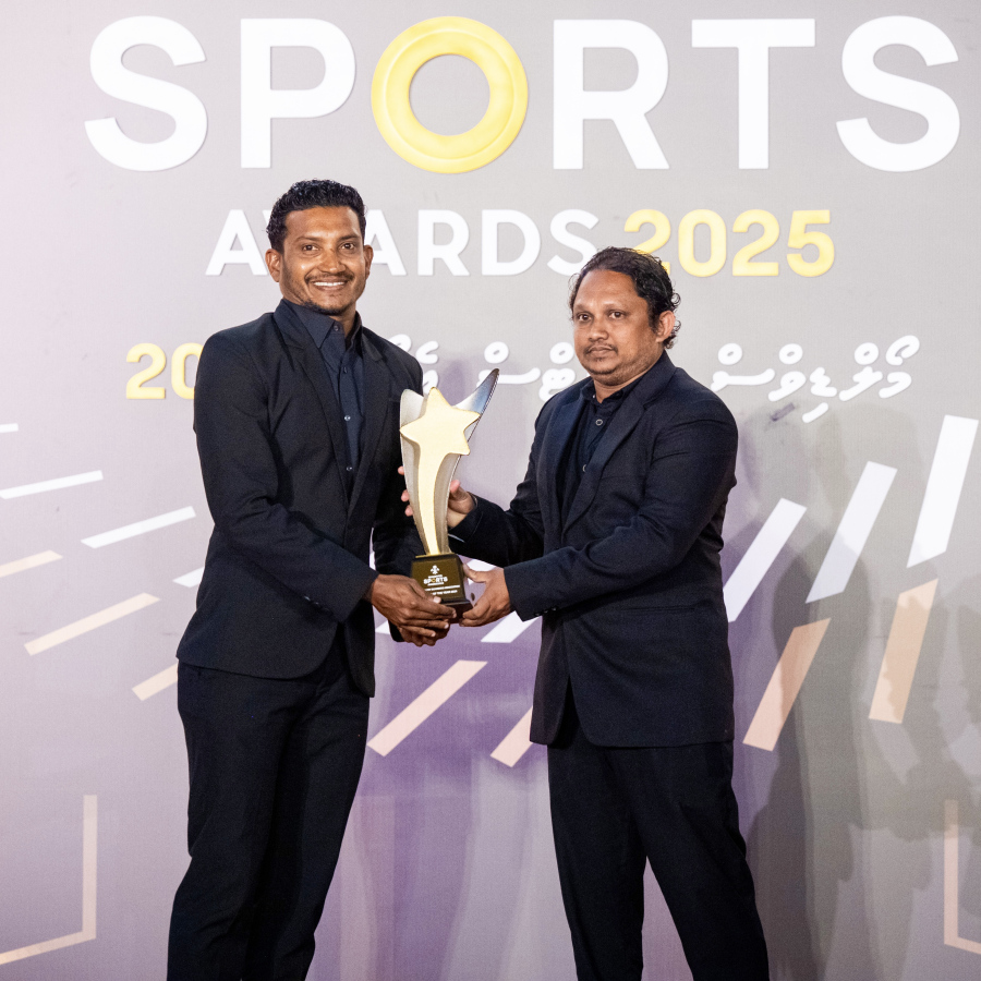 މޯލްޑިވްސް ސްޕޯޓްސް އެވޯޑްސްގައި ބޮޑީބޯޑިންގެ އެންމެ މޮޅު އެތްލީޓުގެ މަގާމު ހޯދި ހުރްޝުވާން އަހްމަދުއަށް އެވޯޑް ދެނީ .-- ފޮޓޯ: ނިޝާން އަލީ | މިހާރު