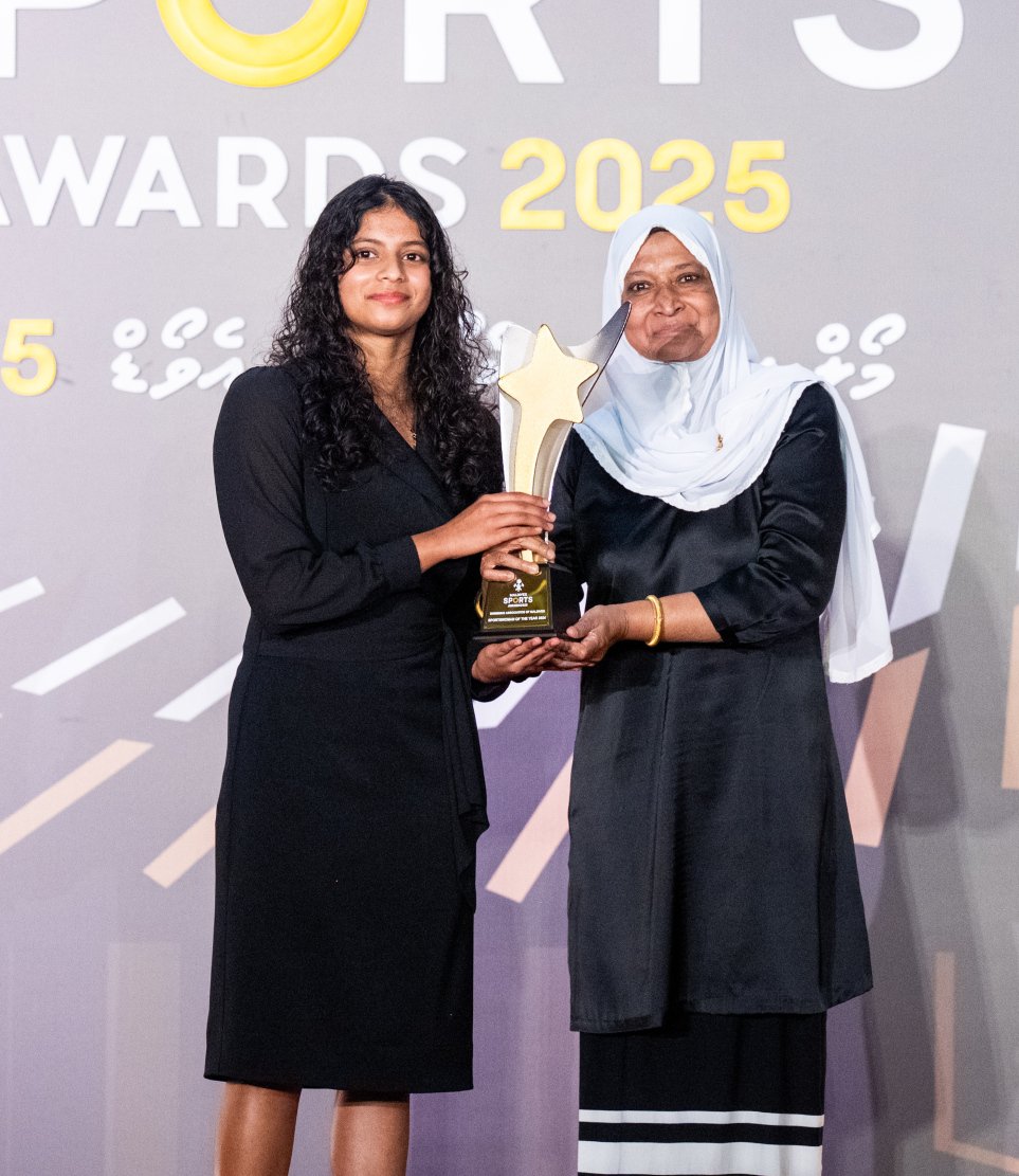 މޯލްޑިވްސް ސްޕޯޓްސް އެވޯޑްސްގައި ސްވިމިންގެ އެންމެ މޮޅު އަންހެން އެތްލީޓުގެ މަގާމު ހޯދި އަމްނާ ތަޒްކިޔާ މިރްޞާދުއަށް އެވޯޑް ދެނީ .-- ފޮޓޯ: ނިޝާން އަލީ | މިހާރު