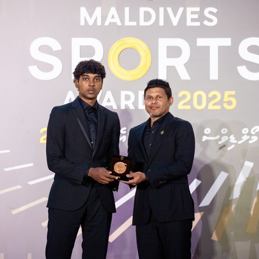 މޯލްޑިވްސް ސްޕޯޓްސް އެވޯޑްސްގައި އަހަރުގެ ތިންވަނައަށް އެންމެ މޮޅު ޒުވާން ފިރިހެން ކުޅުންތެރިއަކަށް ހޮވުނު ރައީސްގެ ދަރިކަލުން އުމެއިރު މުހައްމަދު މުއިއްޒު އަށް ނައިބު ރައީސް ހުސެއިން މުހައްމަދު ލަތީފް އެވޯޑް ދެއްވަނީ .-- ފޮޓޯ: ނިޝާން އަލީ | މިހާރު