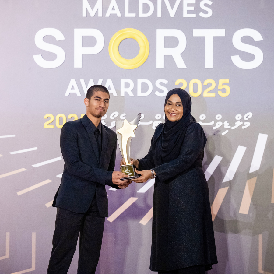 މޯލްޑިވްސް ސްޕޯޓްސް އެވޯޑްސްގައި އެތްލީޓަކަށް ފަސްޓް ލޭޑީ ސާޖިދާ މުހައްމަދު އެވޯޑް ދެއްވަނީ .-- ފޮޓޯ: ނިޝާން އަލީ | މިހާރު