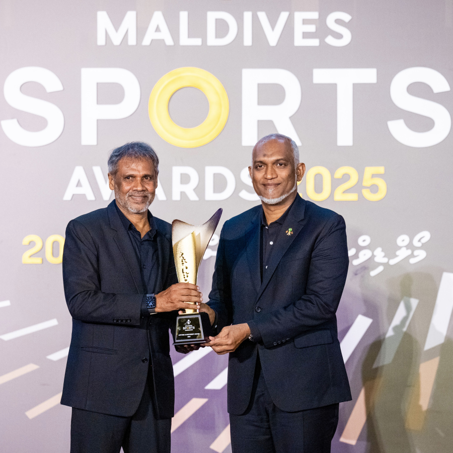 މޯލްޑިވްސް ސްޕޯޓްސް އެވޯޑްސްގައި ލައިފްޓައިމް އެޗީވްމަންޓް އެވޯޑް ހޯދި ދިވެހި ފުޓްބޯޅަ ޝަހުސިއްޔަތު މޫސާ މަނިކު އަށް ރައީސް އެވޯޑް ދެއްވަނީ .-- ފޮޓޯ: ނިޝާން އަލީ | މިހާރު