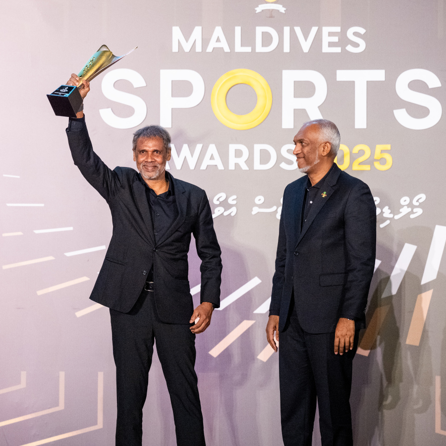 މޯލްޑިވްސް ސްޕޯޓްސް އެވޯޑްސްގައި ލައިފްޓައިމް އެޗީވްމަންޓް އެވޯޑް ހޯދި ދިވެހި ފުޓްބޯޅަ ޝަހުސިއްޔަތު މޫސާ މަނިކު އެވޯޑް އުފުލާލަނީ .-- ފޮޓޯ: ނިޝާން އަލީ | މިހާރު