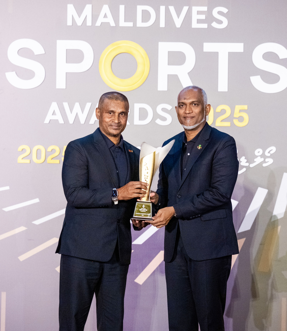 މޯލްޑިވްސް ސްޕޯޓްސް އެވޯޑްސްގައި ލައިފްޓައިމް އެޗީވްމަންޓް އެވޯޑް ފުޓްބޯޅަ އާއި ވޮލީބޯޅައިގެ ތަރި މުހައްމަދު ނަދީމަށް ރައީސް އެވޯޑް ދެއްވަނީ .-- ފޮޓޯ: ނިޝާން އަލީ | މިހާރު