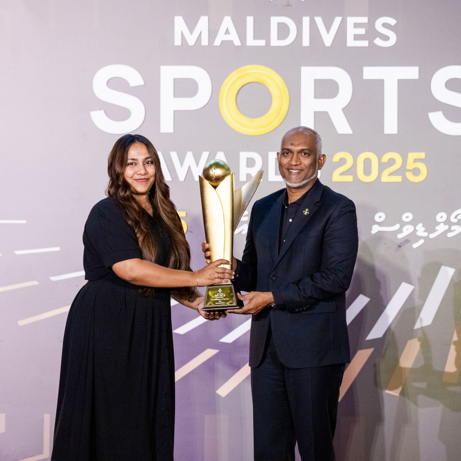 މޯލްޑިވްސް ސްޕޯޓްސް އެވޯޑްސްގެ ނޮން އޮލިމިކް އެންމެ މޮޅު އަންހެން އެތުލީޓްގެ އެވޯޑް ލިބުނު އީމާ އަބްދުސައްތާރު އަށް ރައީސް އެވޯޑް ދެއްވަނީ .-- ފޮޓޯ: ނިޝާން އަލީ | މިހާރު