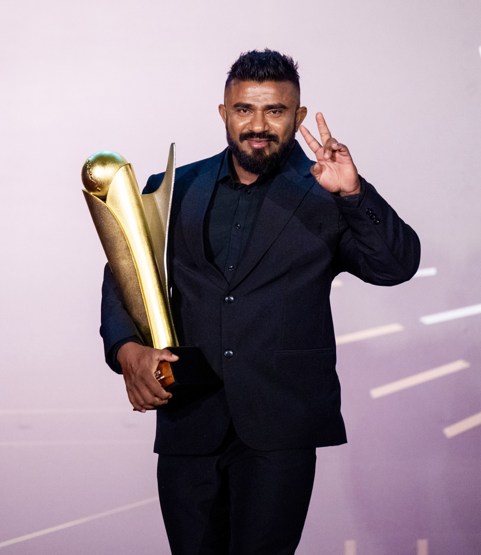 މޯލްޑިވްސް ސްޕޯޓްސް އެވޯޑްސްގެ ނޮން އޮލިމިކް އެންމެ މޮޅު ފިރިހެން އެތުލީޓް އެއްވަނަ އަޒުނީން ރަޝާދު .-- ފޮޓޯ: ނިޝާން އަލީ | މިހާރު