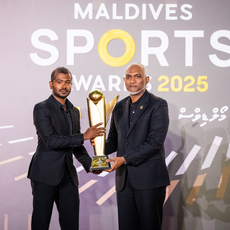 މޯލްޑިވްސް ސްޕޯޓްސް އެވޯޑްސްގެ އެންމެ މޮޅު ފިރިހެން އެތުލީޓްގެ އެވޯޑް ހޯދި މޫސާ މުންސިފް އަށް ރައީސް އެވޯޑް ދެއްވަނީ.-- ފޮޓޯ: ނިޝާން އަލީ | މިހާރު