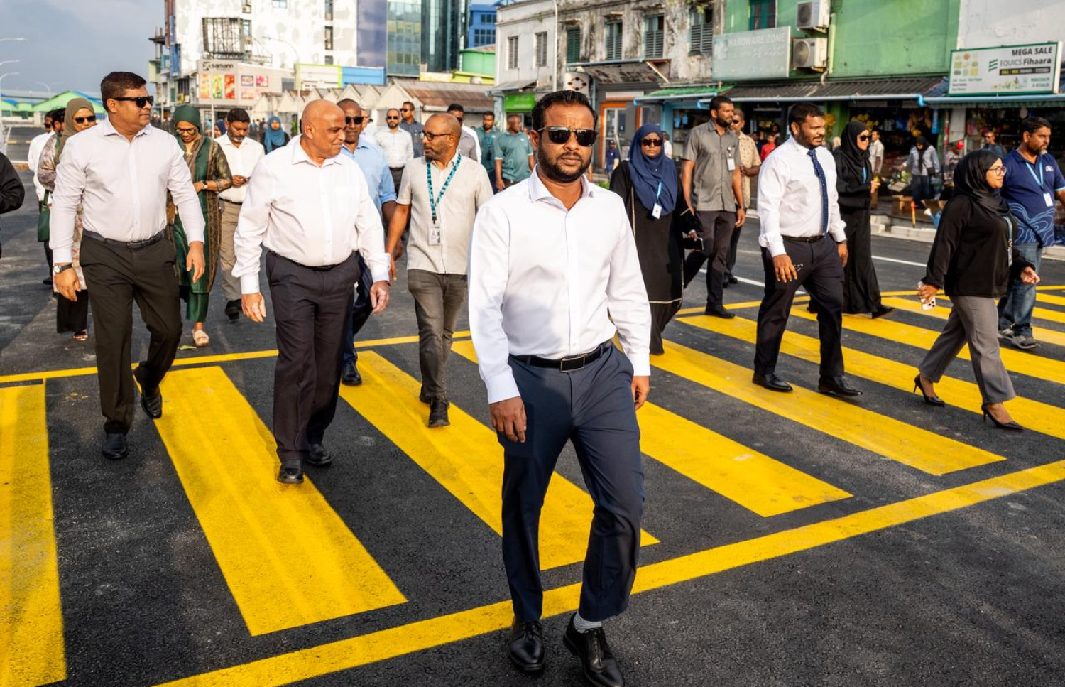 ބޮޑުތަކުރުފާނު މަގު ޒަމާނީ ފެންވަރަށް ތަަރައްގީކޮށްފައިވާ ސަރަހައްދުގައި ގަސް އިންދައި އެ ސަރަަހައްދު މިނިސްޓަރުން ބައްލަވާލައްވަނީ .-- ފޮޓޯ: ނިޝާން އަލީ | މިހާރު