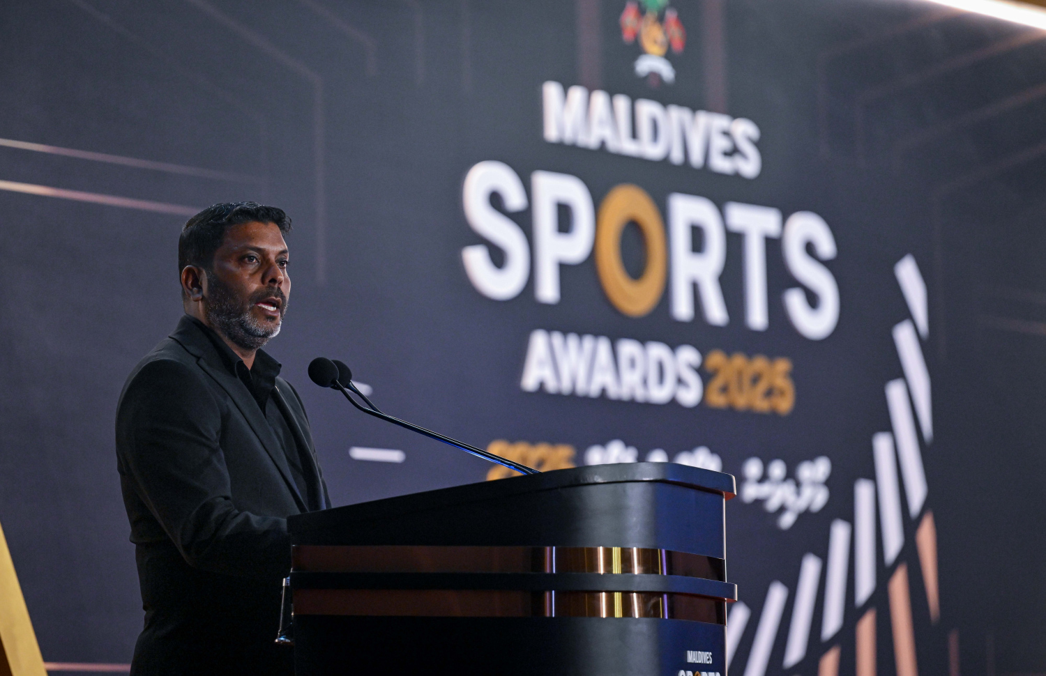 ސްޕޯޓްސް މިނިސްޓަރު ރާފިއު: މޯލްޑިވްސް ސްޕޯޓްސް އެވޯޑް ހަފުލާގައި ވާހަކަ ދައްކަވަނީ: މިނިސްޓަރު ވިދާޅުވީ 20 އަހަރުގެ ޕްލޭނަށް ވާސިލުވުމަށް އުއްމީދީ ފިޔަވަޅުތަކެއް އެޅިފައިވާ ކަމަށް --- ފޮޓޯ: ރައީސް އޮފީސް