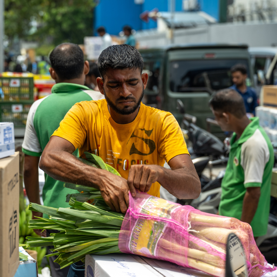 މާރުކޭޓު ސަރަހައްދުގައި މީހަކު ލެޓިއުސް ސާފުކުރަނީ.-- ފޮޓޯ: ނީޝާން އަލީ | މިހާރު