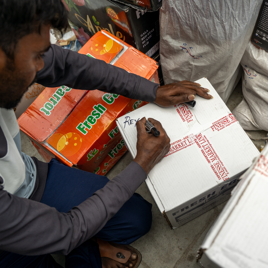 ބޯޓަކަށް އަރުވާ ދާގީނާތަކެއް ލިބެން ޖެހޭ ފަރާތުގެ ނަން އޭގެ ބޭރުގައި ލިޔަނީ. ރޯދަ މަސް ފެށޭތީ ގިނަ އަދަދެއްގެ ބޯޓުތައް މިހާރު އަންނަނީ މާލޭ ފަޅުގައި މުދާބަރުކުރަމުން.-- ފޮޓޯ: ނިޝާން އަލީ | މިހާރު