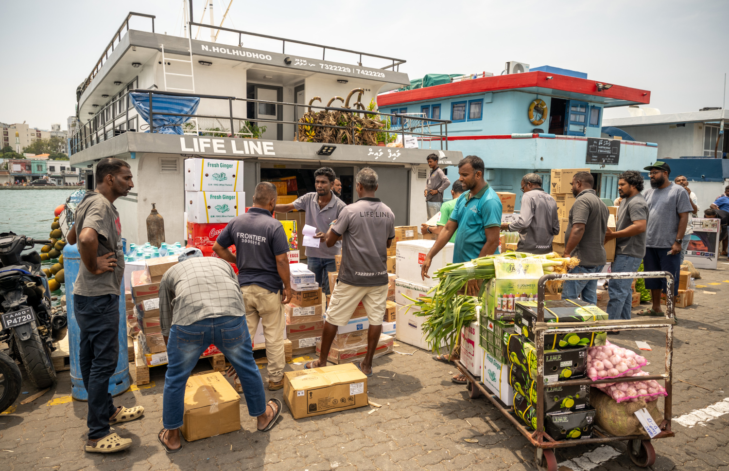 ރަށަކަށް ގެންދަން މުދާތަކެއް ބޯޓަކަށް އަރުވަނީ. ރޯދަ މަސް ފެށޭތީ ބޯޓުތައް ރަށްރަށް ދާން އަންނަނީ ބޯޓުތަކަށް މުދާ ބަރުކުރަމުން. -- ފޮޓޯ: ނިޝާން އަލީ | މިހާރު