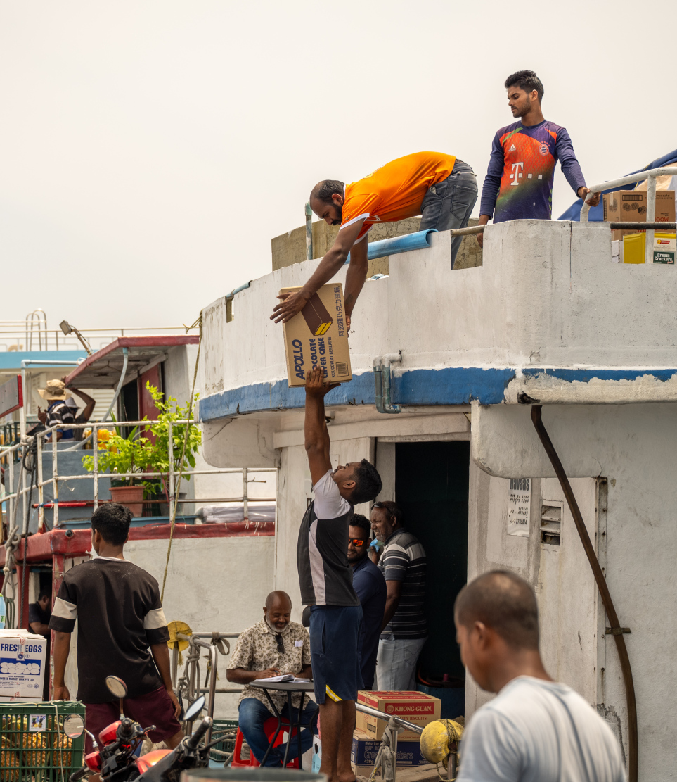 ރަށަކަށް ގެންދިއުމަށްޓަކައި މުދާތަކެއް ބޯޓަށް އަރުވަނީ، ރޯދަ މަސް ފެށޭތީ ގިނަ އަދަދެއްގެ ބޯޓުތައް މިހާރު ދަނީ މާލޭ ފަޅުގައި މުދާބަރުކުރަމުން.-- ފޮޓޯ: ނިޝާން އަލީ | މިހާރު