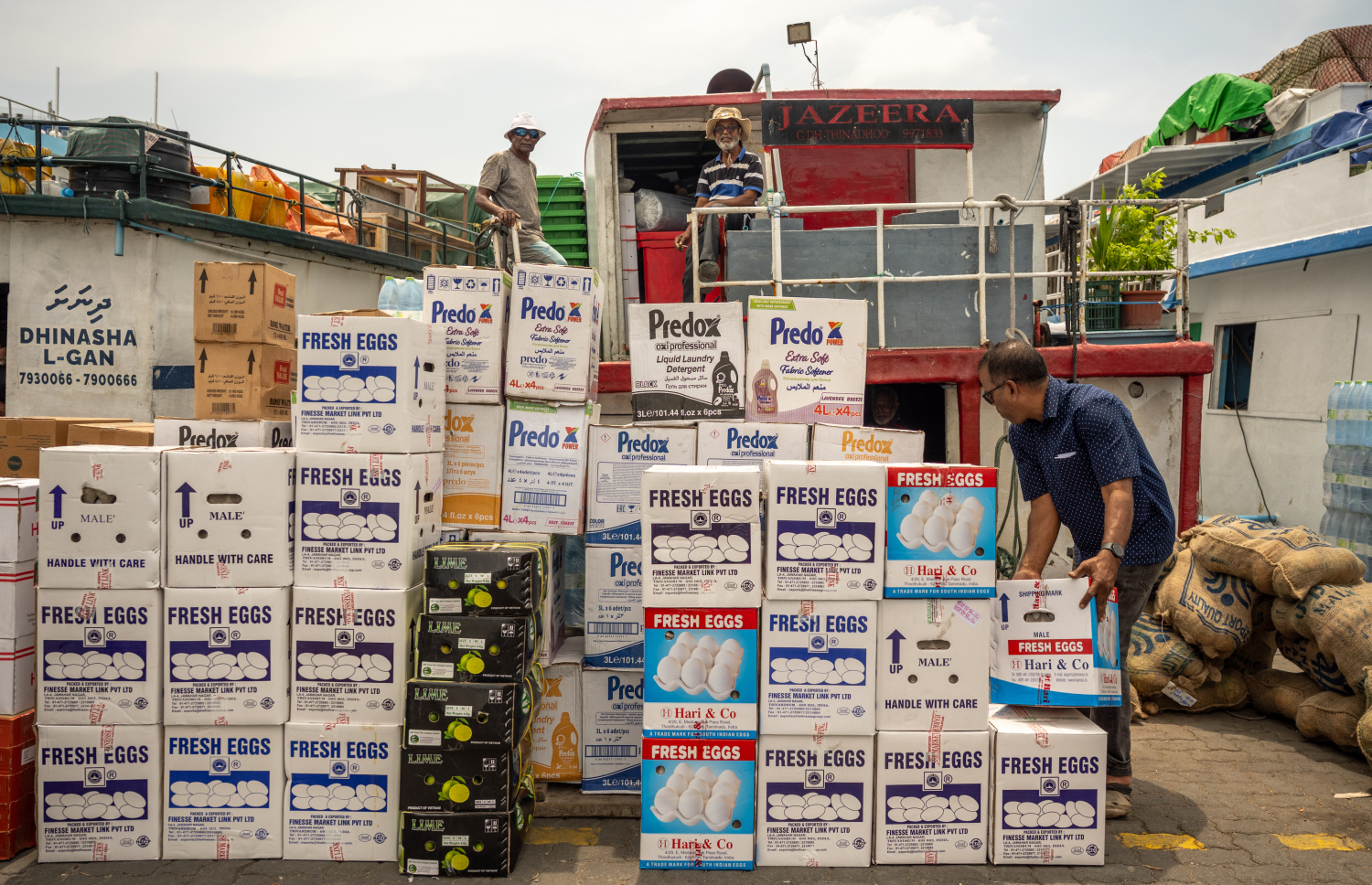 ރަށަކަށް ގެންދިއުމަށްޓަކައި މުދާތަކެއް ބޯޓަށް އަރުވަނީ، ރޯދަ މަސް ފެށޭތީ ގިނަ އަދަދެއްގެ ބޯޓުތައް މިހާރު ދަނީ މާލޭ ފަޅުގައި މުދާބަރުކުރަމުން.-- ފޮޓޯ: ނިޝާން އަލީ | މިހާރު