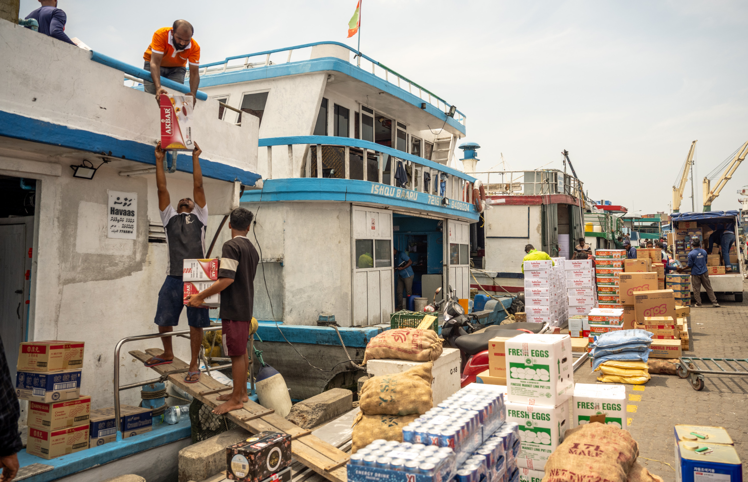 ރަށަކަށް ގެންދަން މުދާތަކެއް ބޯޓަކަށް އަރުވަނީ. ރޯދަ މަސް ފެށޭތީ ބޯޓުތައް ރަށްރަށް ދާން އަންނަނީ ބޯޓުތަކަށް މުދާ ބަރުކުރަމުން. -- ފޮޓޯ: ނިޝާން އަލީ | މިހާރު