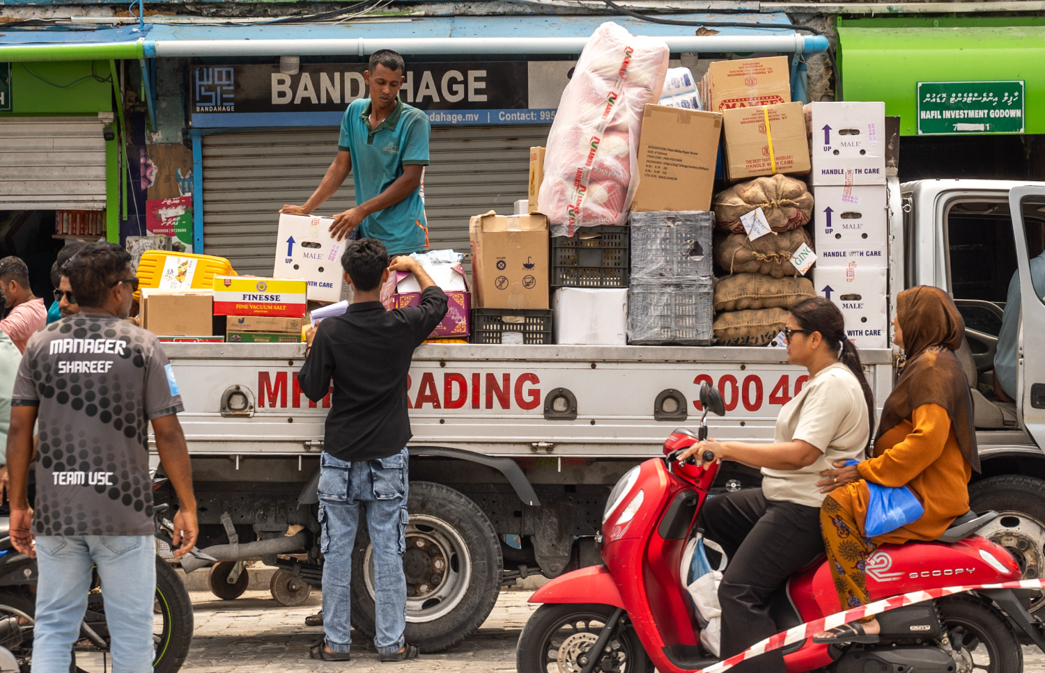 ނޯތު ހާބަރު ސަރަހައްދުން ތަރުކާރީ އަރުވައިގެން ޕިކަޕެއް ދުއްވާފައި ދަނީ: ރޯދަމަހު މާލޭގައި މުދާ އުފުލޭނެ ގަޑިތައް ސަރުކާރުން ވަނީ އިއުލާންކޮށްފައި.-- ފޮޓޯ: ނިޝާން އަލީ | މިހާރު