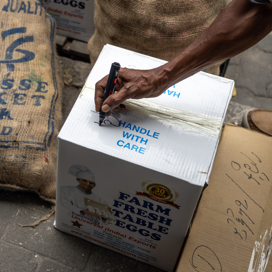 ބޯޓަށް އަރުވަން މުދާތަކެއްގައި ނަންޖަހަނީ، ރޯދަ މަސް ފެށޭތީ ގިނަ އަދަދެއްގެ ބޯޓުތައް މިހާރު ދަނީ މާލޭ ފަޅުގައި މުދާބަރުކުރަމުން.-- ފޮޓޯ: ނިޝާން އަލީ | މިހާރު