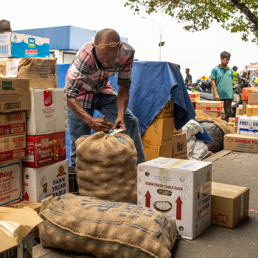 ބޯޓަށް އަރުވަން މުދާތަކެއްގައި ނަންޖަހަނީ، ރޯދަ މަސް ފެށޭތީ ގިނަ އަދަދެއްގެ ބޯޓުތައް މިހާރު ދަނީ މާލޭ ފަޅުގައި މުދާބަރުކުރަމުން.-- ފޮޓޯ: ނިޝާން އަލީ | މިހާރު
