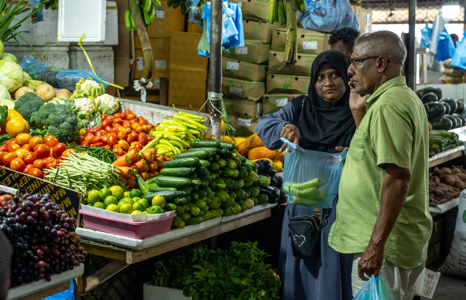 ލޯކަލް މާރުކޭޓުގެ ގޮޅިއަކުން ބަޔަކު ވިޔަފާރި ކުރަނީ: މި ފަހަރުގެ ރޯދަމަސް މާދަމާ ފަށާއިރު، ލޯކަލް މާރުކޭޓުގެ ގޮޅިތަކަށް އާ ސްޓޮކް ގެނެސް ވަނީ ފުރާލާފައި.--- ފޮޓޯ: ނިޝާން އަލީ | މިހާރު