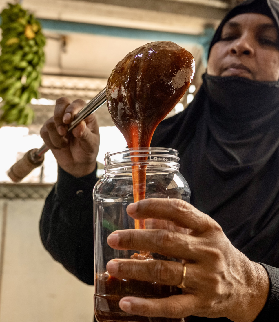 ބާޒާރުމަތީގައި މީހަކު ފުޅިއަކަށް ރިހާކުރު އަޅަނީ.-- ފޮޓޯ: ނިޝާން އަލީ | މިހާރު