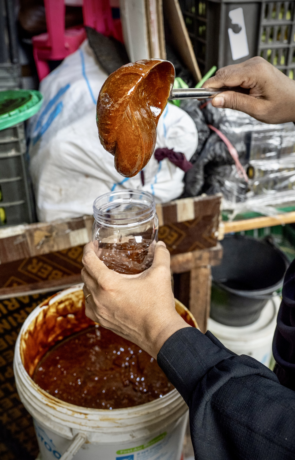 ބާޒާރުމަތީގައި މީހަކު ފުޅިއަކަށް ރިހާކުރު އަޅަނީ.-- ފޮޓޯ: ނިޝާން އަލީ | މިހާރު