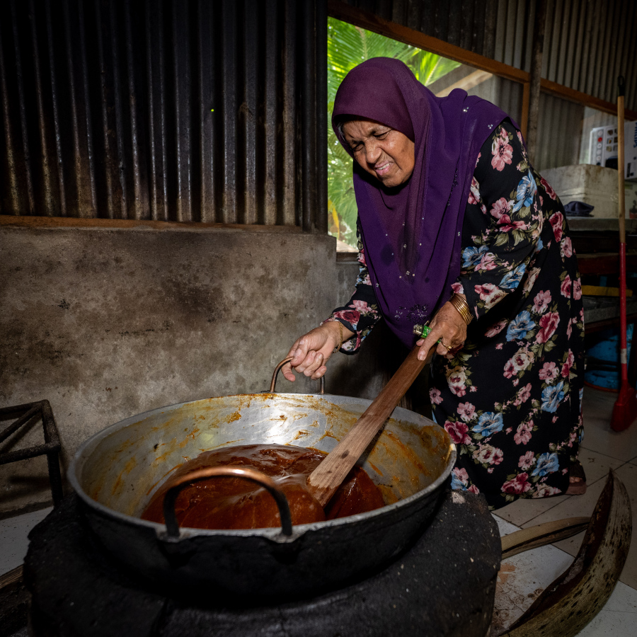 އާދިލާ އޭނާގެ ބަދިގޭގައި ނާރޮވައްފަލުދަ ހިލަނީ. -- ފޮޓޯ: ނިޝާން އަލީ/ މިހާރު