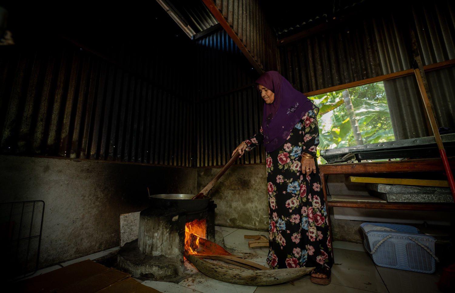 އާދިލާ އޭނާގެ ބަދިގޭގައި ނާރޮވައްފަލުދަ ތައްޔާރުކުރަނީ. -- ފޮޓޯ: ނިޝާން އަލީ | މިހާރު