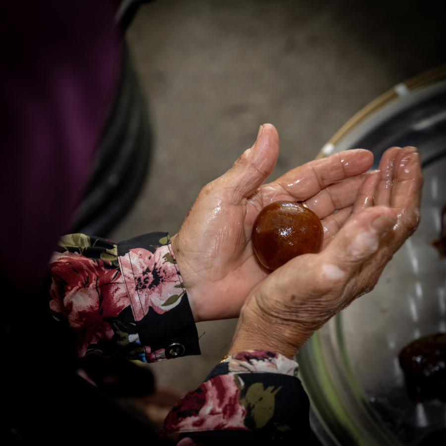 އާދިލާ އޭނާގެ ބަދިގޭގައި ނާރޮވައްފަލުދަ ތައްޔާރުކުރަނީ. -- ފޮޓޯ: ނިޝާން އަލީ | މިހާރު