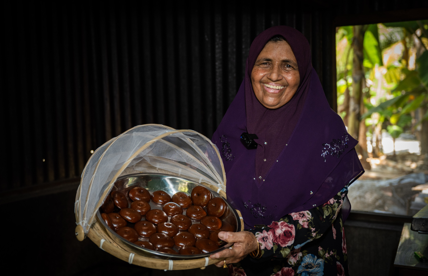 އާދިލާ އޭނާގެ ތައްޔާރުކޮށްފައިހުރި  ނާރޮވައްފަލުދަ ދައްކާލަނީ. -- ފޮޓޯ: ނިޝާން އަލީ | މިހާރު