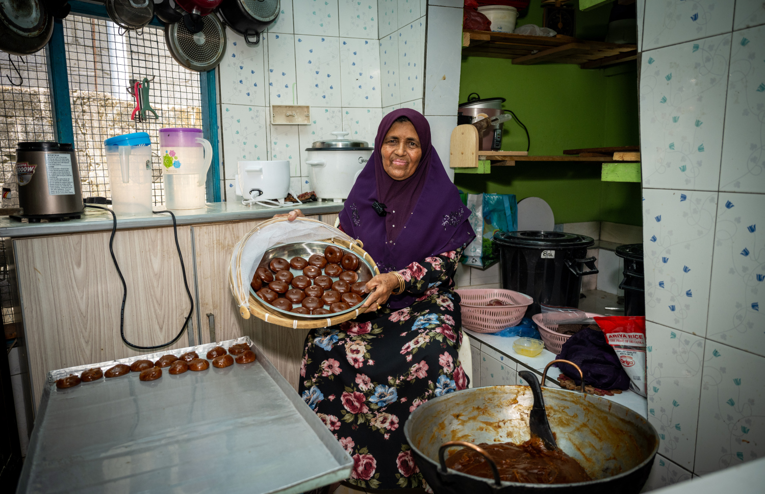 އާދިލާ އޭނާގެ ތައްޔާރުކޮށްފައިހުރި ނާރޮވައްފަލުދަ ދައްކާލަނީ. -- ފޮޓޯ: ނިޝާން އަލީ | މިހާރު