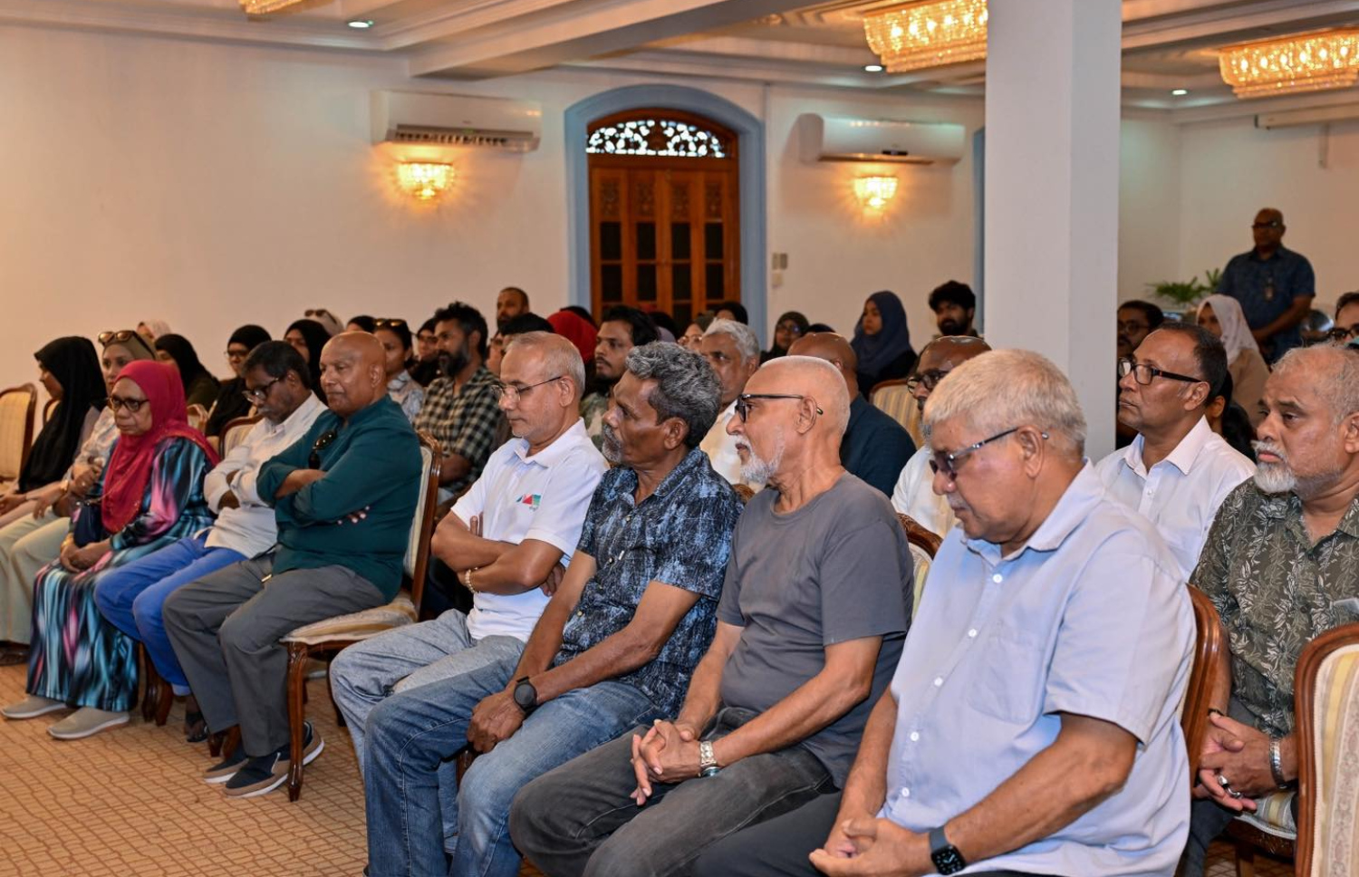 މާލެހިޔާ/ސިނަމާލެ ފްލެޓުތަކުގައި ދިރިއުޅޭ ބައެއް މީހުން އިއްޔެ މުލީއާގޭގައި ރައީސް މުއިއްޒުގެ ވާހަކަފުޅު އަޑުއަހަނީ.---ފޮޓޯ: ރައީސް އޮފީސް