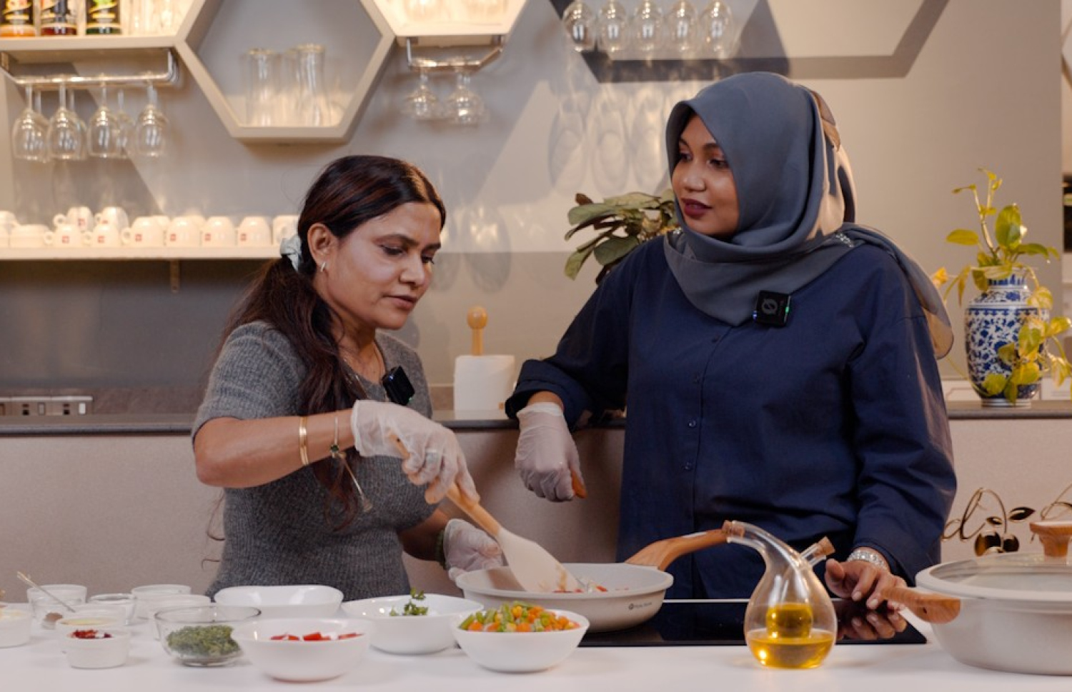 މިހާރު ބަދިގެ އެޕިސޯޑެއްގައި ކުޑޫއާ އެކު މަރިޔަމް ވަހީދާ ޑިޝްއެއް ތައްޔާރުކުރަނީ.