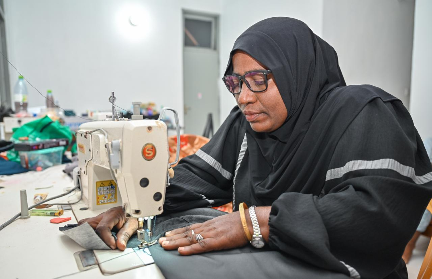 ސަތަރީގެ މަސައްކަތެއް ލިބިގެން ނަޝީދާ ފެހުމުގެ މަސައްކަތްކުރަނީ.-- ފޮޓޯ: ފަޔާޒު މޫސާ | މިހާރު