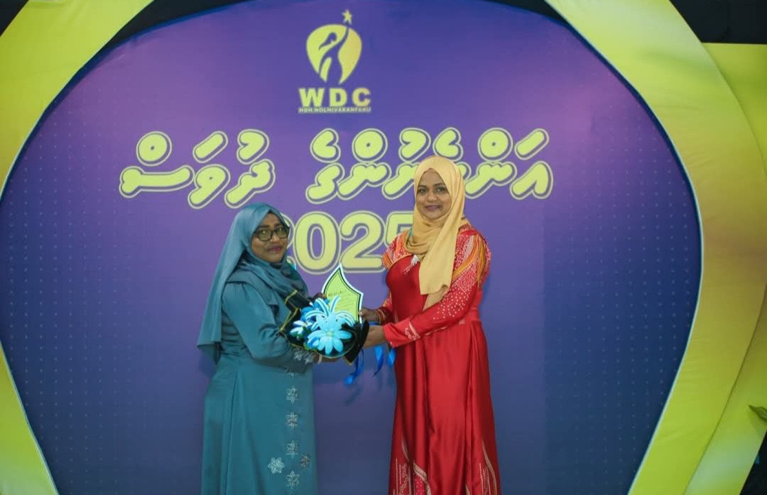 ރަށަށް ރީތި ނަމެއް ހޯދައިދީފައިވާތީ ނޮޅިވަރަންފަރު އަންހެނުންގެ ތަރައްގީއަށް މަސައްކަތްކުރާ ކޮމިޓީން ނަޝީދާގެ އަގުވަޒަންކޮށް އެވޯޑެއް ދެނީ.