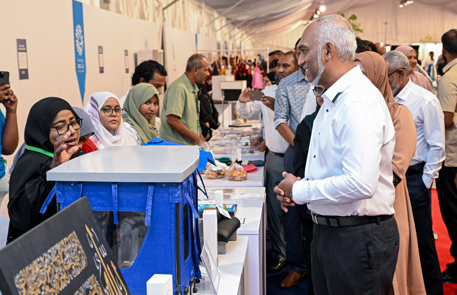 ދިވެހިންގެ އުފެއްދުންތެރިކަމުގެ މައުރަޒުގައި ނަޝީދާގެ ސްޓޯލްގައި ހުރި ސާމާނު ރައީސް ޑރ. މުހައްމަދު މުއިއްޒަށް ދައްކާލައި، އެ ސާމާނާ ގުޅޭ މައުލޫމާތު އެ މަނިކުފާނަށް އަރުވަނީ.--- ފޮޓޯ: ރައީސް އޮފީސް