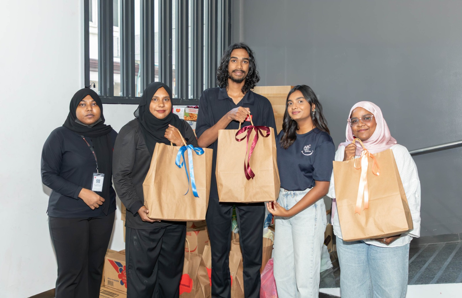 އަސާސީ ބޭނުންތައް ފުއްދަން ދަތި އާއިލާތަކަށް އެހީތެރިވާން ހަރަކާތްތެރިވި ޓީމުގެ ބައެއް މެމްބަރުން.