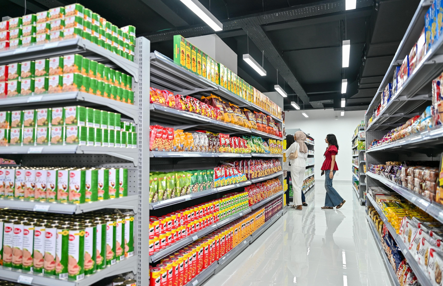 ހުޅުމާލެ އެކެއްގައި އެސްޓީއޯ އިން ރޭ ހުޅުވި ރީޓެއިލް ފިހާރައިގައި ބައެއް ކަސްޓަމަރުން ހަރަކާތްތެރިވަނީ.---ފޮޓޯ: ފަޔާޒު މޫސާ| މިހާރު