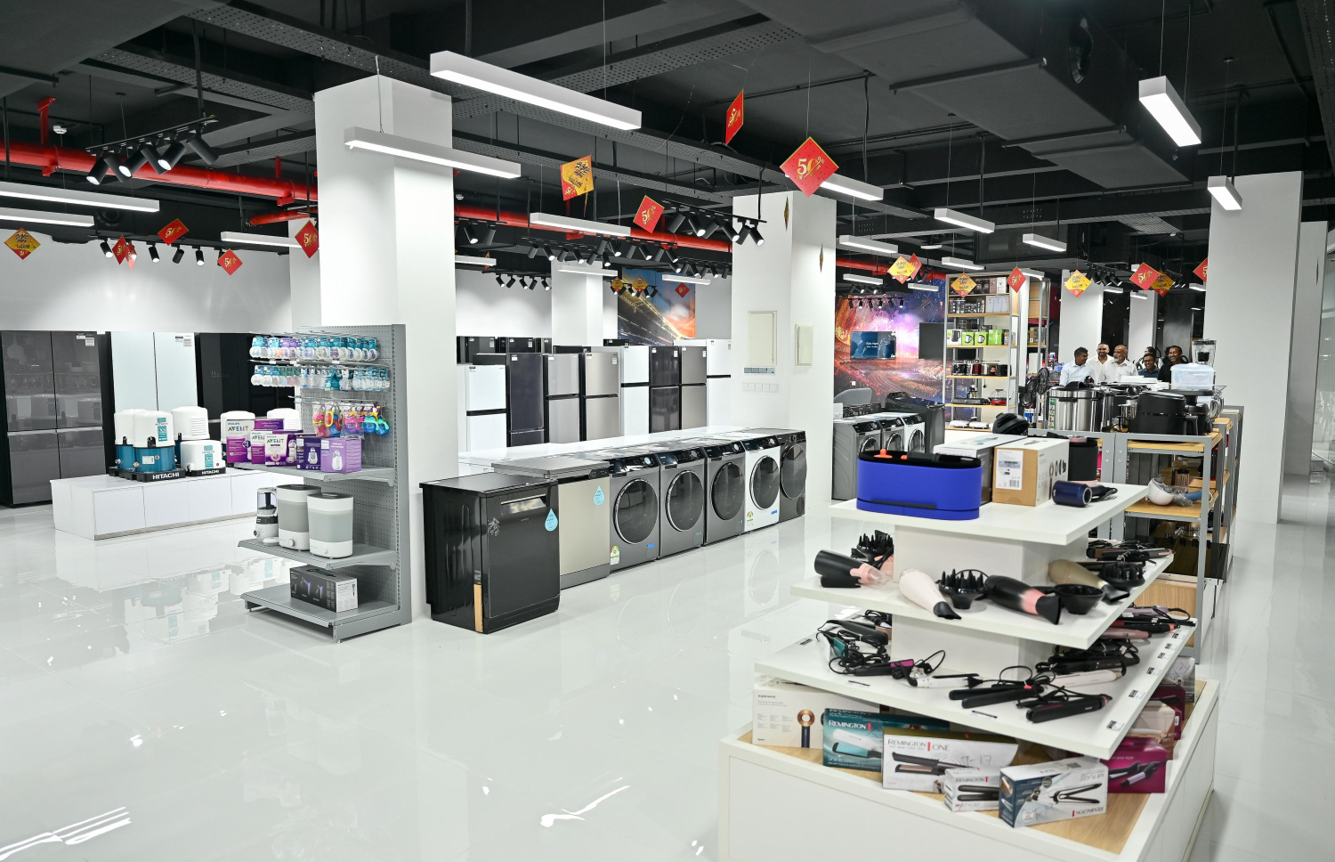 ހުޅުމާލެ އެކެއްގައި އެސްޓީއޯ އިން ރޭ ހުޅުވި ރީޓެއިލް ފިހާރައިން ވިއްކާ ބައެއް ސާމާނު ޑިސްޕްލޭ ކޮށްފައި.---ފޮޓޯ: ފަޔާޒު މޫސާ| މިހާރު