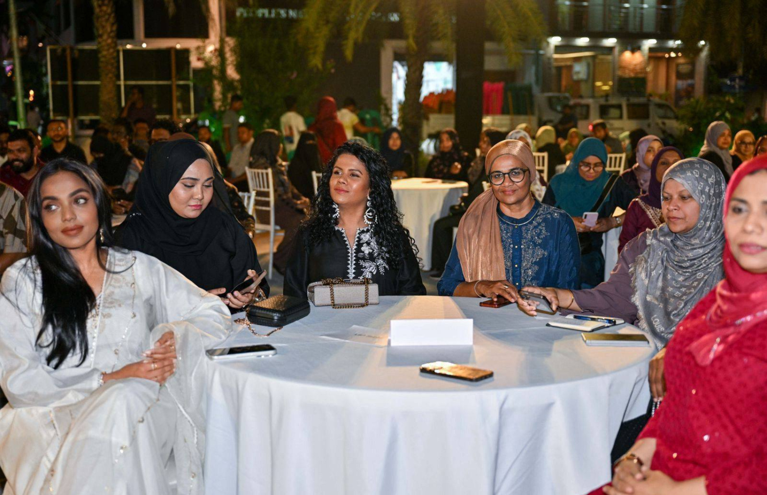 ޕީއެންސީގެ އަންހެނުންގެ ގޮފިން ރޭ ބޭއްވި މާހެފުމުގައި ބައިވެރިވެވަޑައިގެންނެވި ބައެއް ބޭފުޅުން.