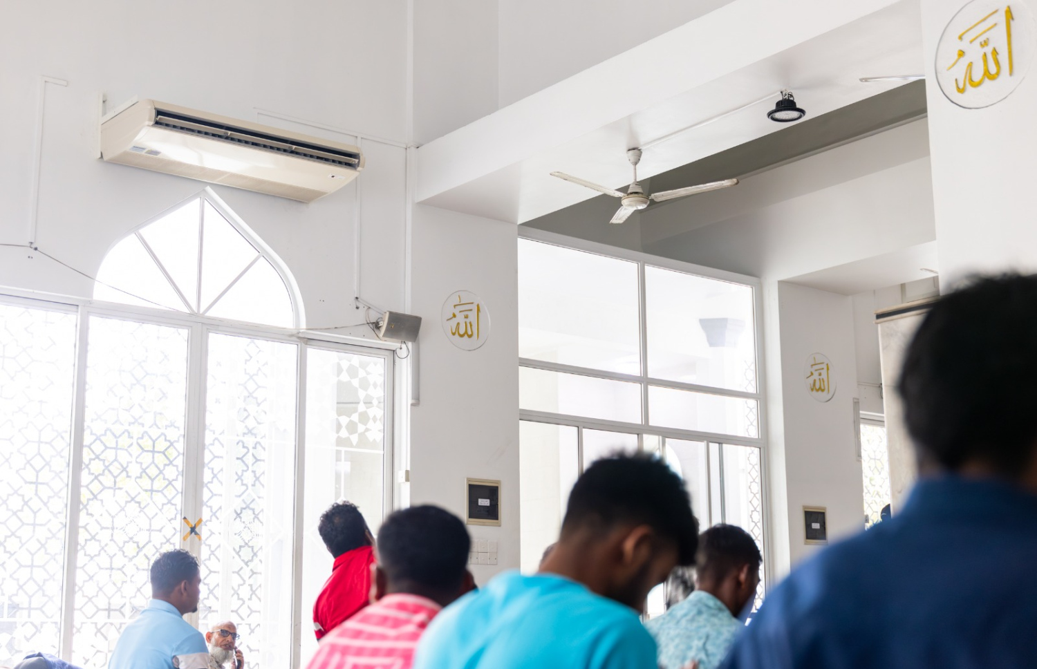 ވިޔަފާރިވެރިންގެ މިސްކިތުގެ މައި ހޯލު އޭސީ ކޮށްފައިވާއިރު އެ މިސްކިތުގައި މިއަދު ބަޔަކު ނަމާދުކުރަނީ.