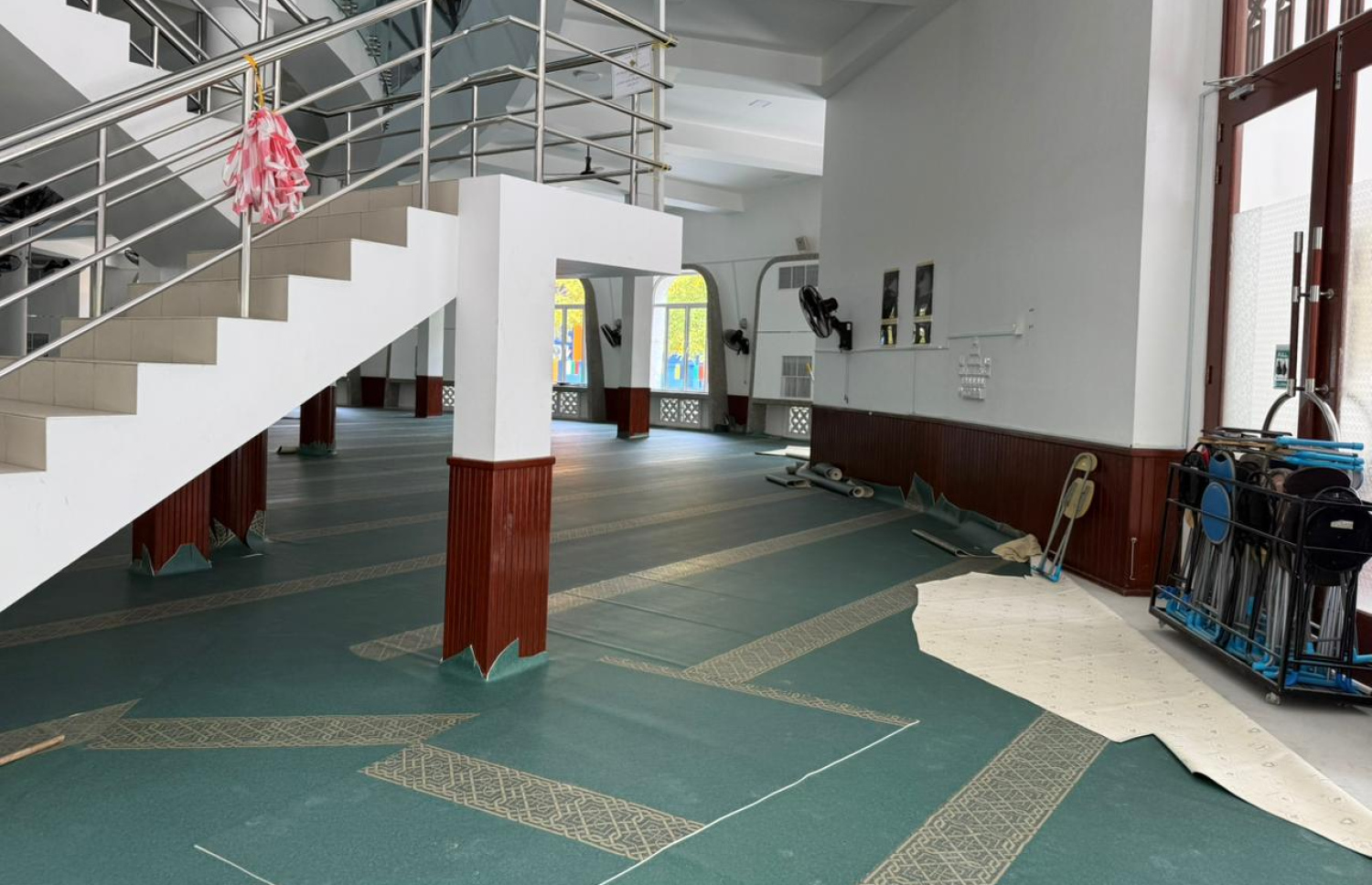 ޝައިހް ގާސިމް ބިން އައްސާނީ މިސްކިތުގެ ތިރީ ބައިގެ މުށިތައް ނަގައި އަލުން ޖެހުމަށް ފަހު ނޮވިލޯން އެޅުމުގެ މަސައްކަތް ކުރަނީ. -- ފޮޓޯ: މިހާރު