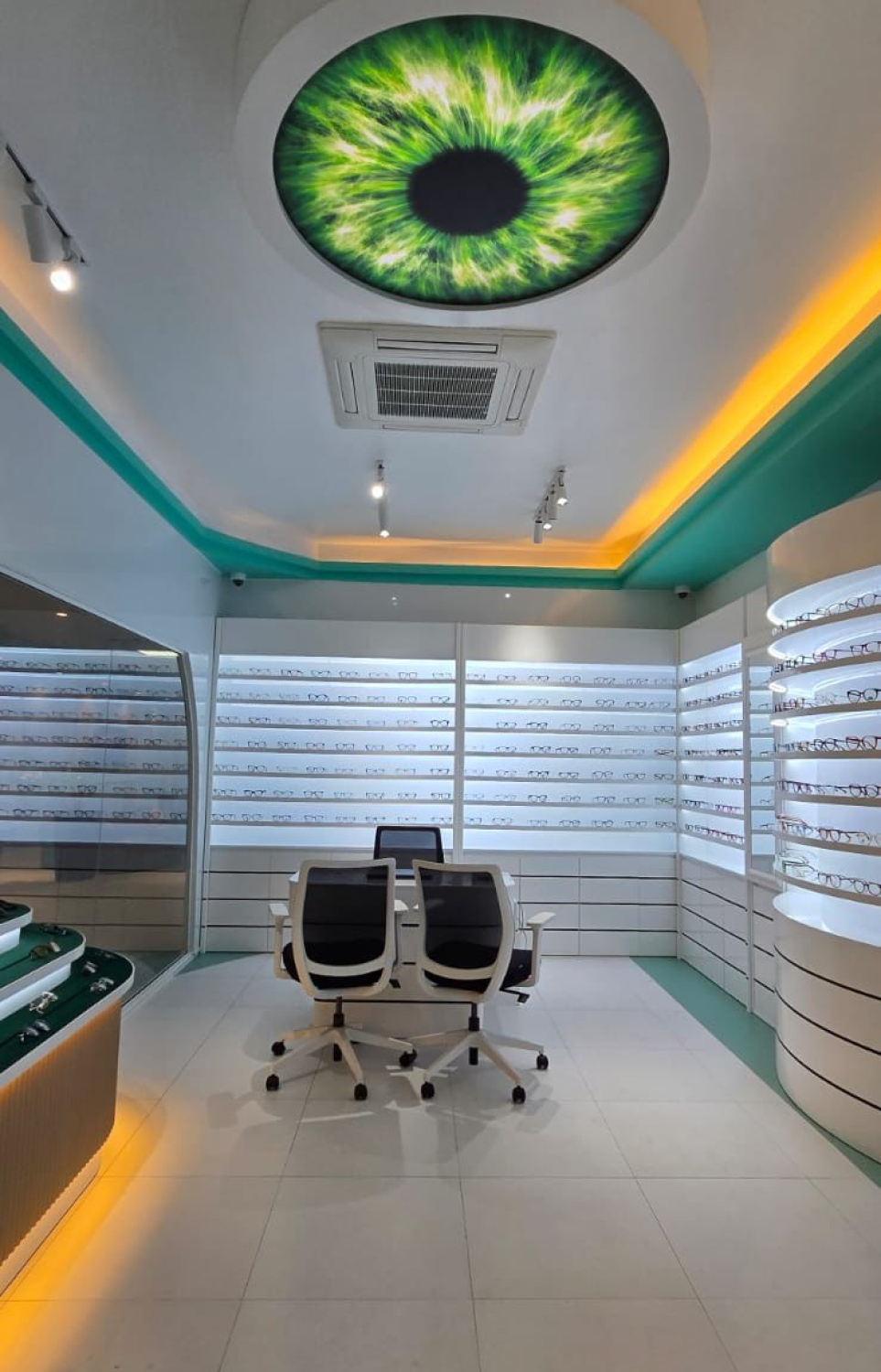 ކުޅުދުއްފުށީގެ އައިނު ފިހާރައިގެ އެތެރެ.