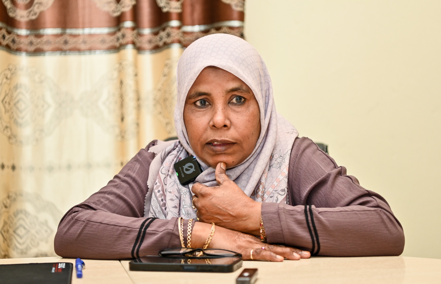 މާބައިދޫ ކައުންސިލްގެ އަންހެން އެއް މެންބަރު އަމީނާ ޔޫސުފް "މިހާރު" އަަށް އިންޓަވިއު ދެއްވަނީ. ފޮޓޯ: ފަޔާޒް މޫސާ/މިހާރު