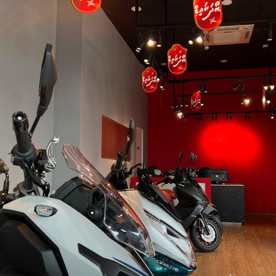 ހުޅުމާލޭގައި ހުންނަ މޮޓޯއެކްސްގެ ޝޯރޫމްގައި ވިއްކަން ހުރި ބައެއް ސައިކަލުތައް.