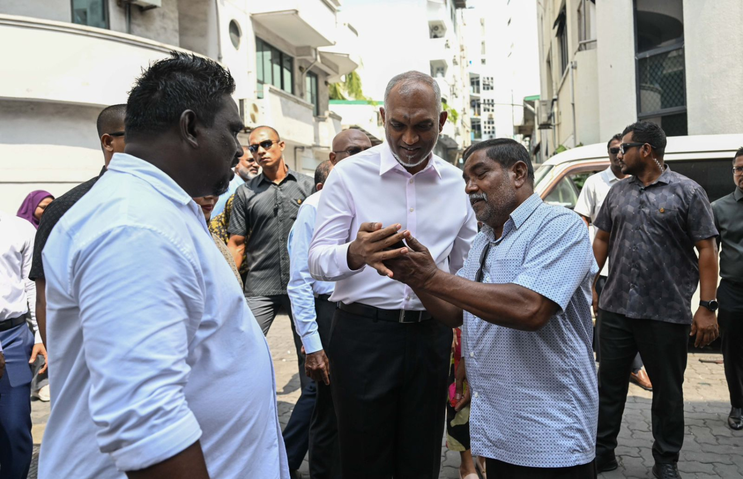 ޕީއެންސީގެ ލީޑަރުގެ ހައިސިއްޔަތުން ރައީސް މިއަދު މާފަންނު ހުޅަނގު ދާއިރާގެ ބައެއް ގެތަކަށް ކުރެއްވި ޒިޔާރަތުގައި މީހެއްގެ ވާހަކަތައް އަޑުއައްސަވަނީ.---ފޮޓޯ: ޕީއެންސީ